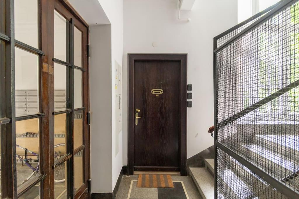 B Apartment *